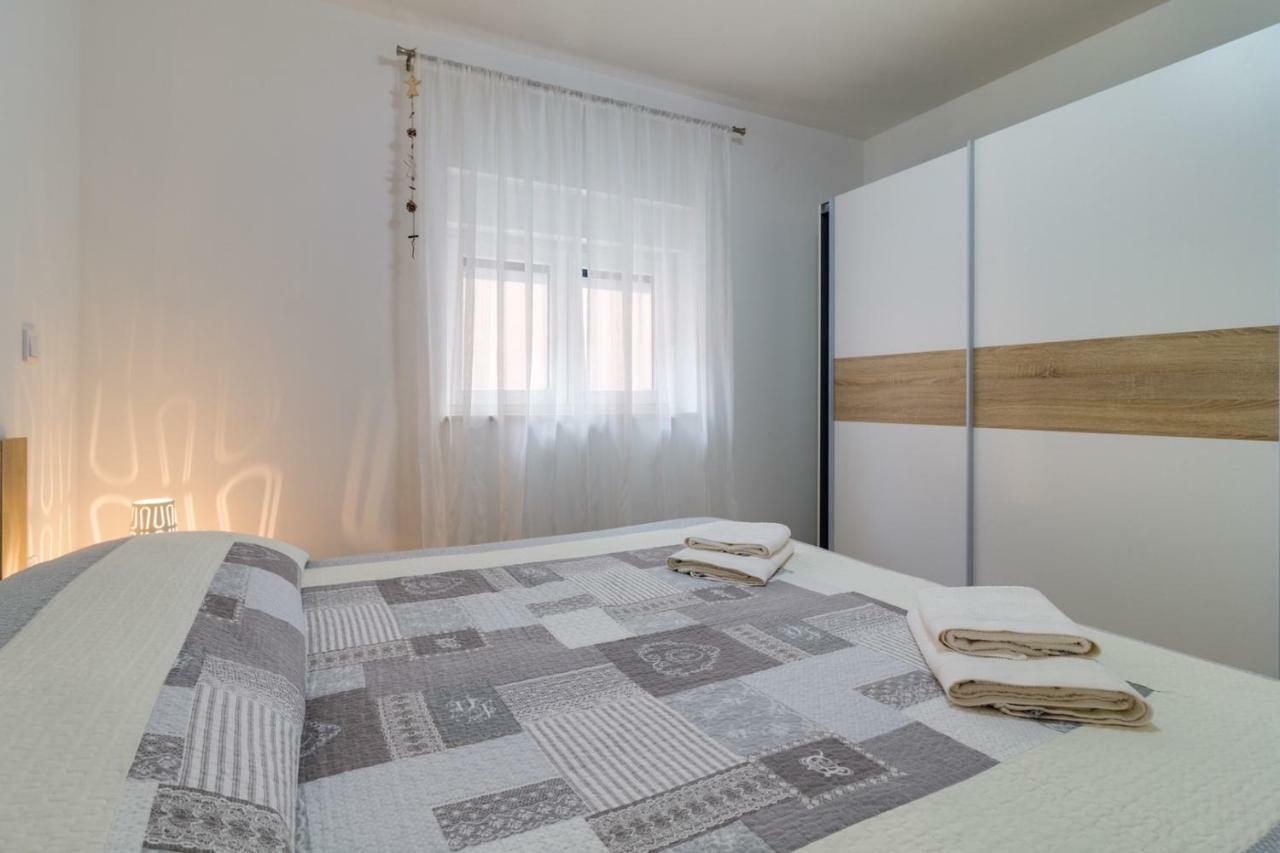 Apartments Tonka Near Beach And Sea PUY 외부 사진
