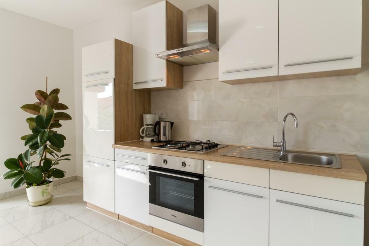 Apartments Tonka Near Beach And Sea PUY 외부 사진