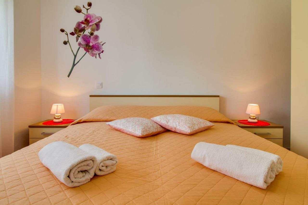 Apartments Tonka Near Beach And Sea PUY 외부 사진